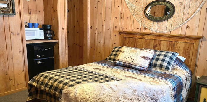 Moosewood Inn (Careys Motel & Cabins) - Web Listing (newer photo)